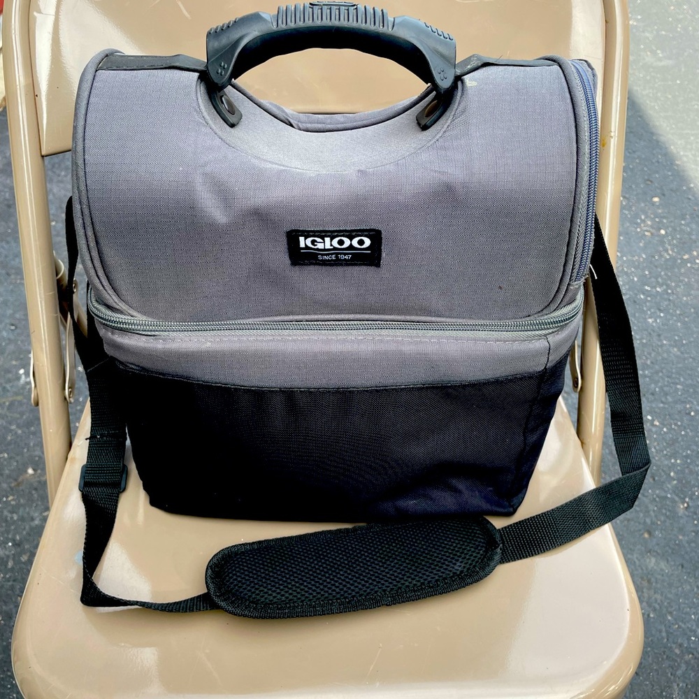 IGLOO Gray 9 can cooler bag, (Pre-owned) in great condition.
